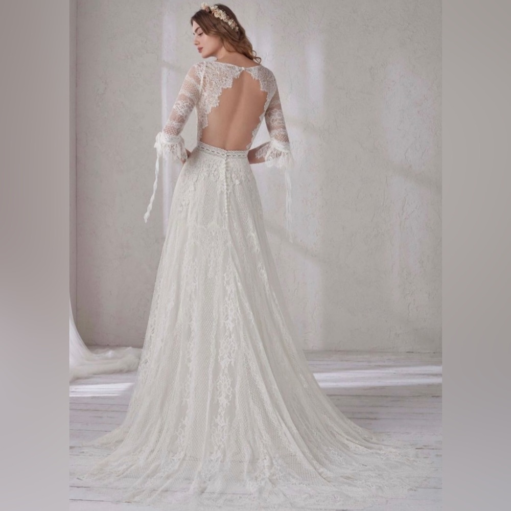 Pronovias wedding dress. Never worn. Size 10.